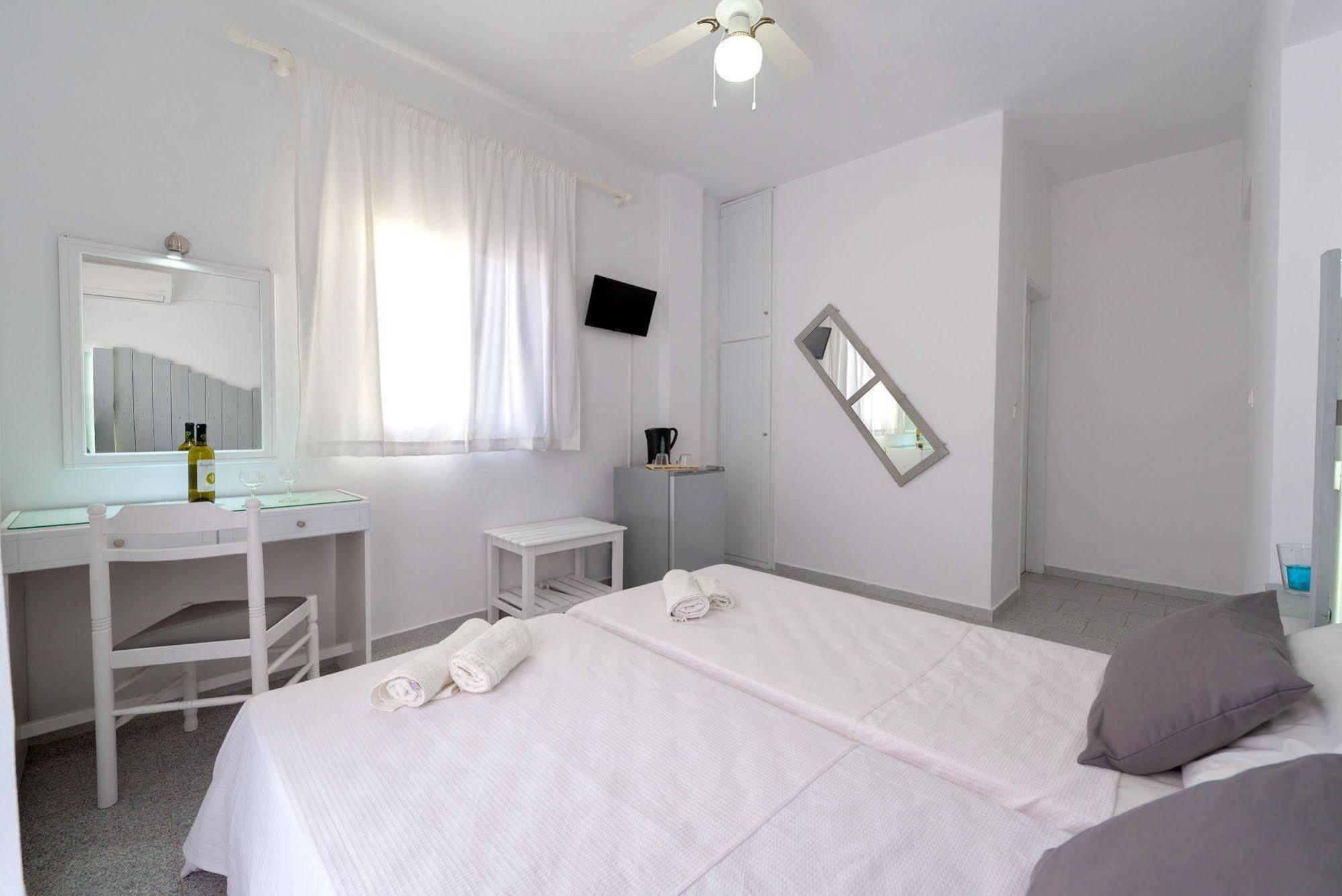 Ikaros Aparthotel Karterados  Exteriör bild